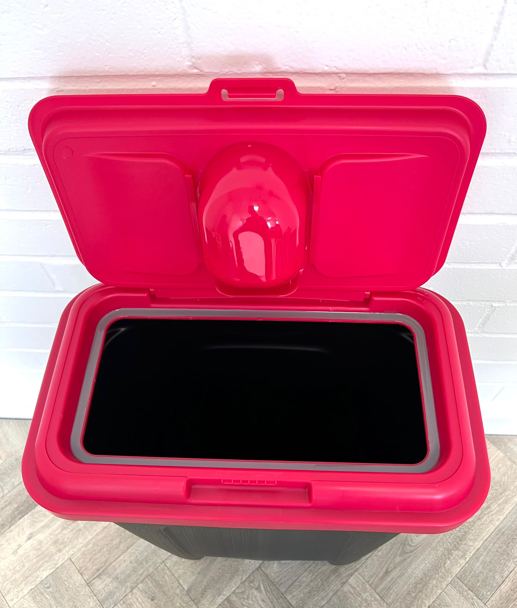 32L Pet Food Storage Container with Air Tight Seal